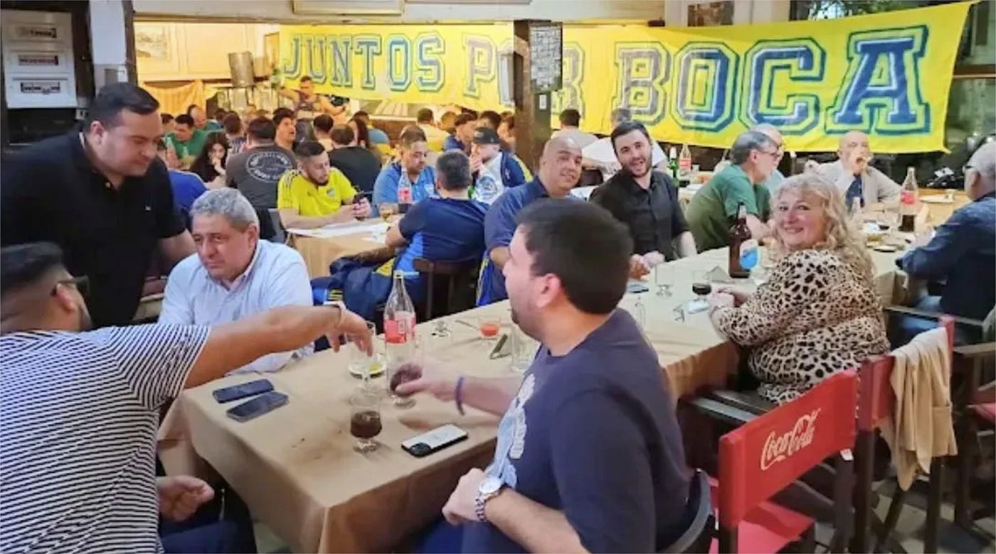 El bodegón bostero con un menú de entrada, principal, bebida y postre por $12.000