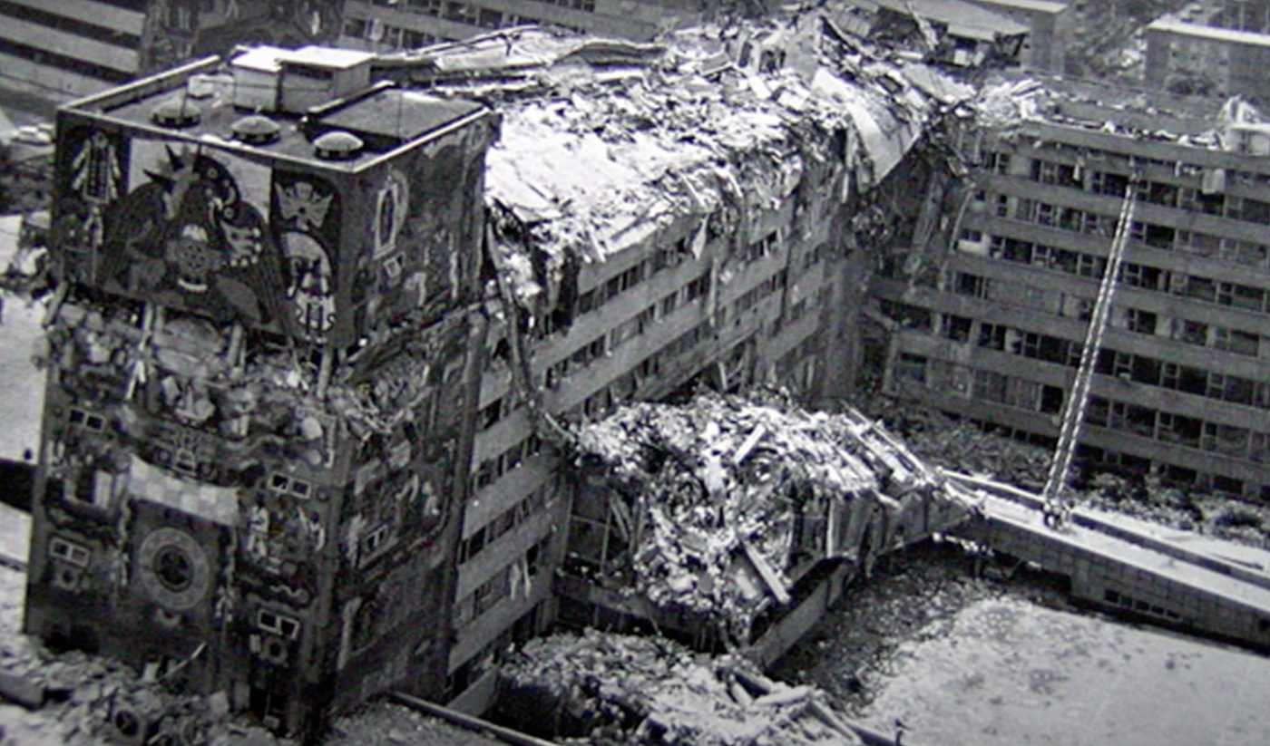 El edificio de la Secretaría de Comunicaciones y Transportes, tras el sismo del 19 de septiembre de 1985. Fotograma de El centro SCOP y los sismos de Iván Salcido