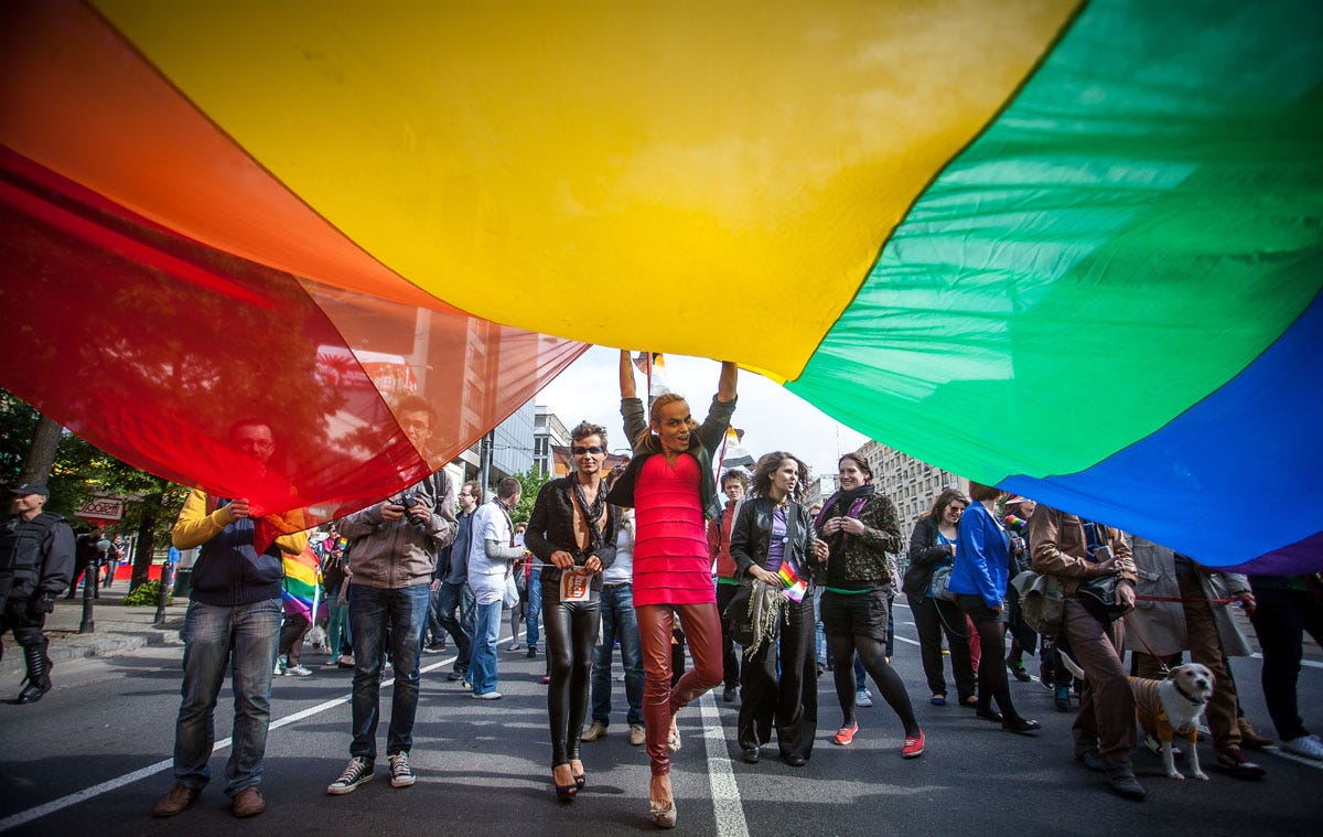 La historia detrás de la bandera gay | by Rodrigo Crespo | Medium, image size:1200x759