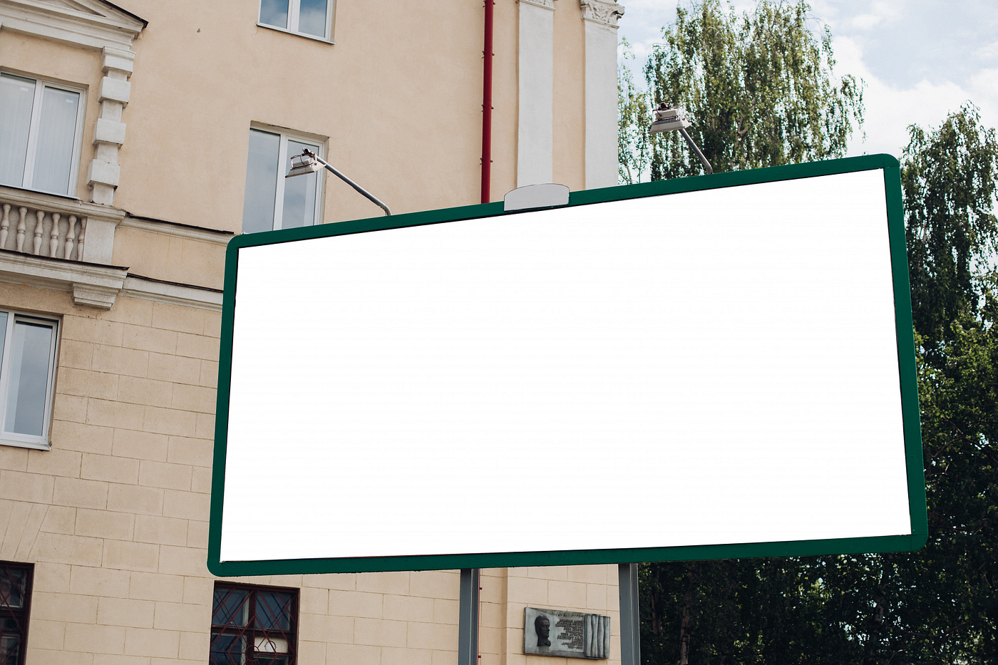 Flag vs Banner: When to Use Each for Advertising