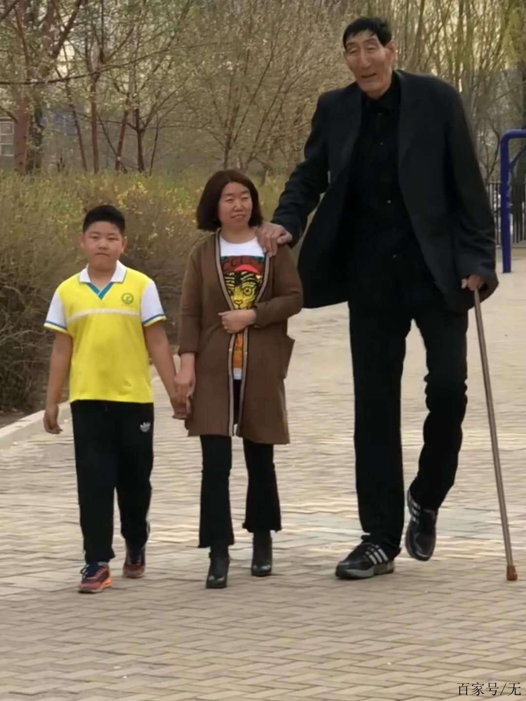 The Extraordinary Tale of Bao Xishun The World s Tallest