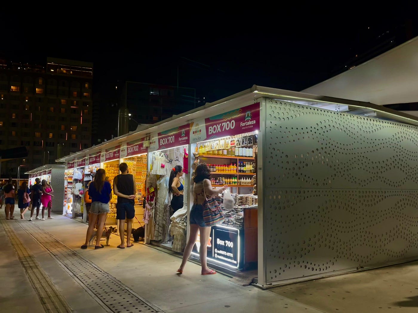Cearenses aproveitam os boxes para comprar e conhecer mais a cultura cearense / Crédito: Clarice Queiroga