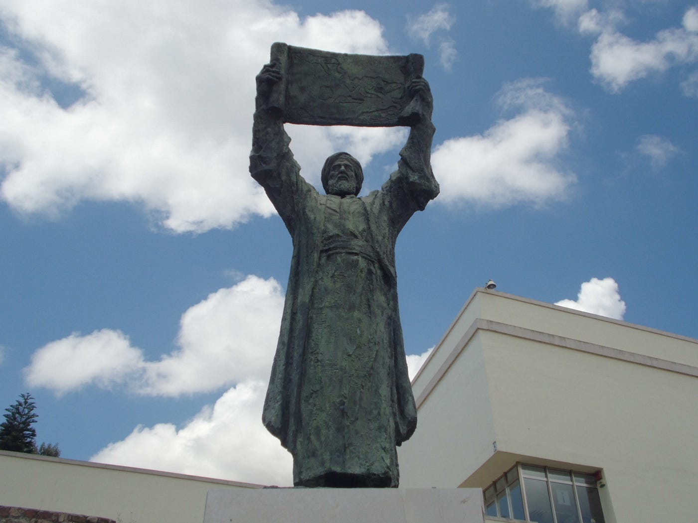 Bronze statue of Al-Idrisi holding up his map (Baluarte de los Mallorquines, Ceuta). Vardulia