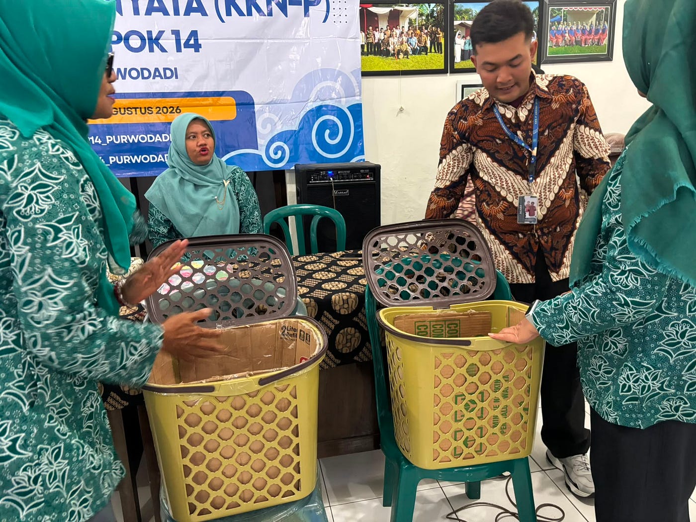 2 Tim KKN P Umsida Ajari Buat Pupuk Organik Dari Galon Bekas hingga EcoTakakura