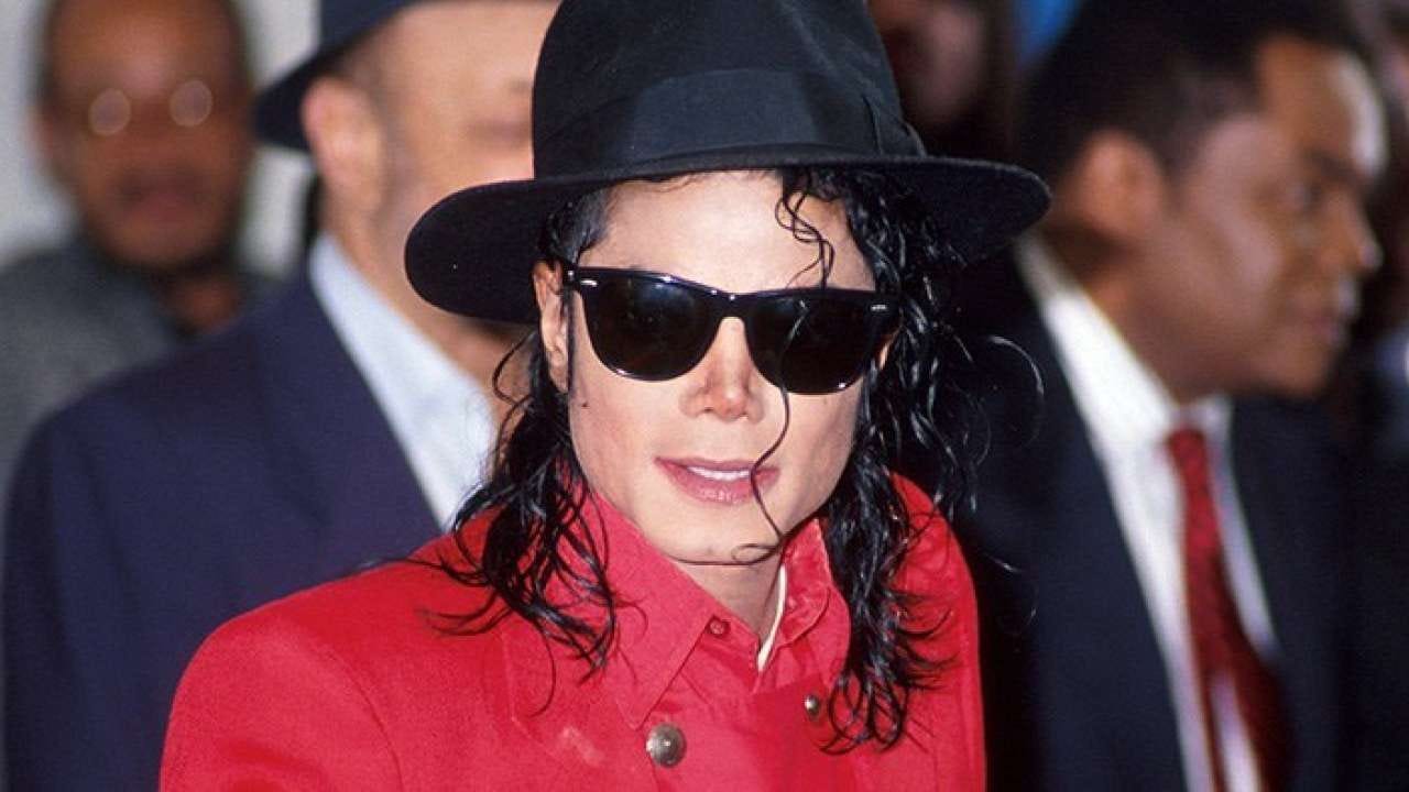 O uniforme do Michael Jackson. Camisas de veludo vermelhas e calças… | by  MJ Beats | MJ Beats | Tudo sobre Michael Jackson