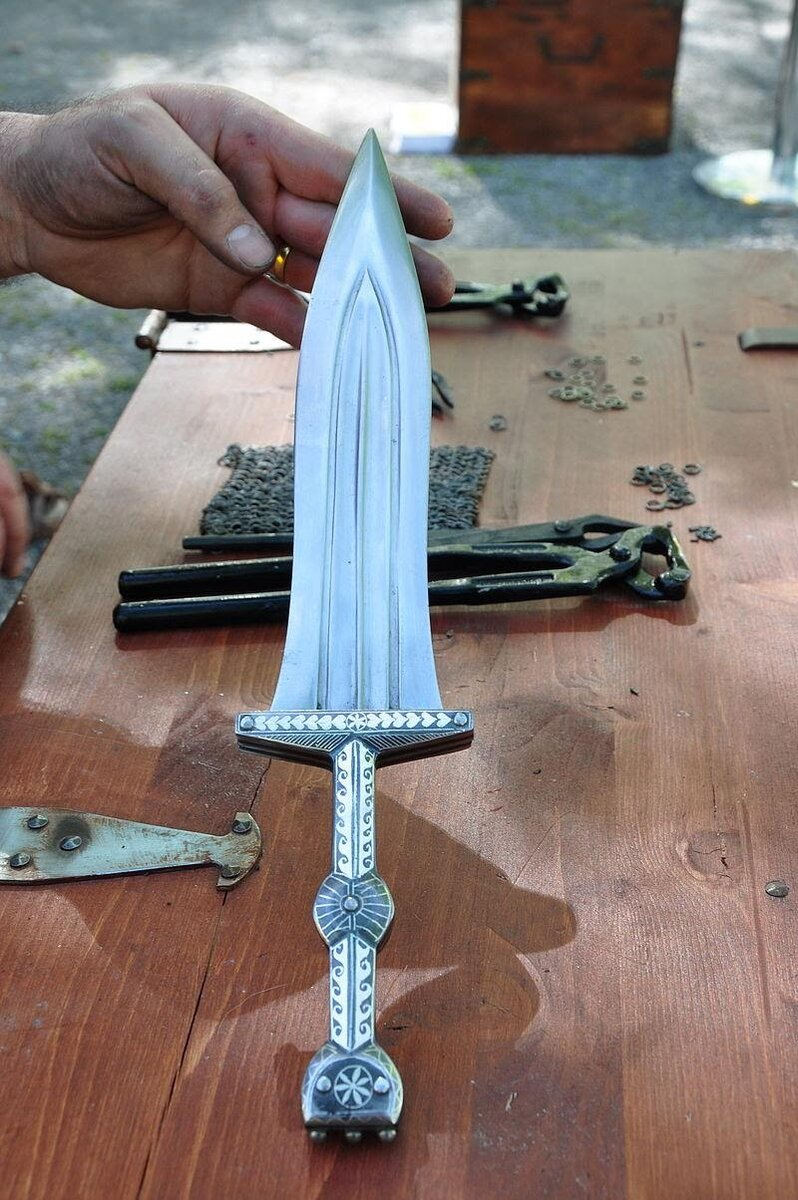 Why did the ancient Romans prefer a short sword over a long one? | by SPQR  | Ancient Rome and the Ancient World | Medium, image size:798x1200