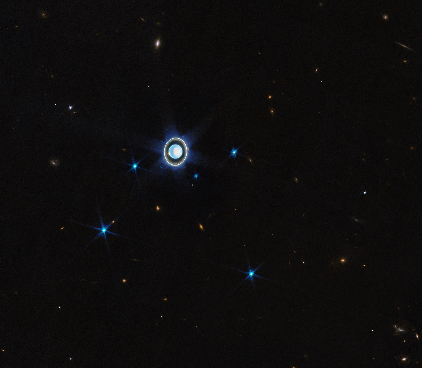 Urano, planeta regente de Acuario, se considera el catalizador de la apertura de la conciencia. Se encuentra justo después de Saturno, quien delimita la realidad. Es el primero de los planetas transpersonales, el portal que abre neustra psique personal hacia el encuentro con el alma, el inicio del viaje de la conciencia.