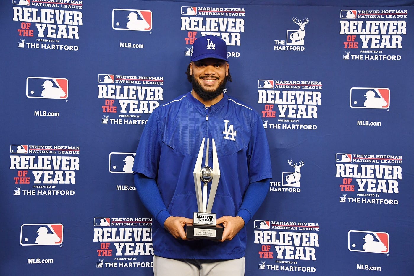 Photo: Dodgers Jansen receives Reliever of the Year award at the World  Series - HOU2017102802 