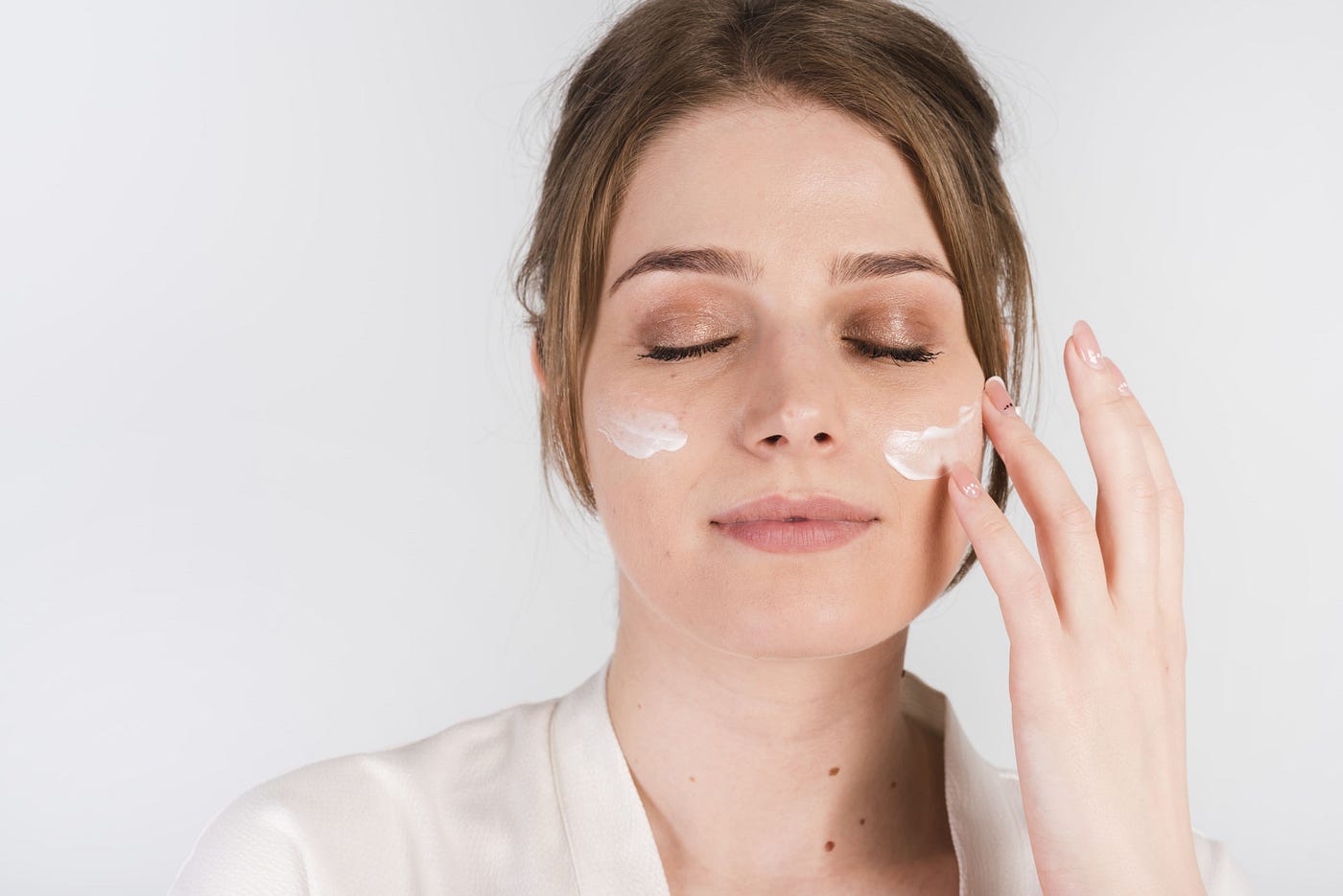Daily Skincare Routine: How to Apply Moisturizer Cream for Oily ...