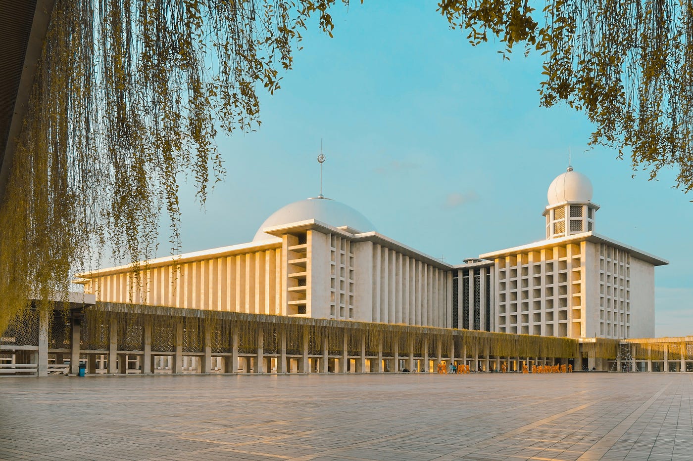 Mengintip Kesejukan Marmer pada Masjid Istiqlal
