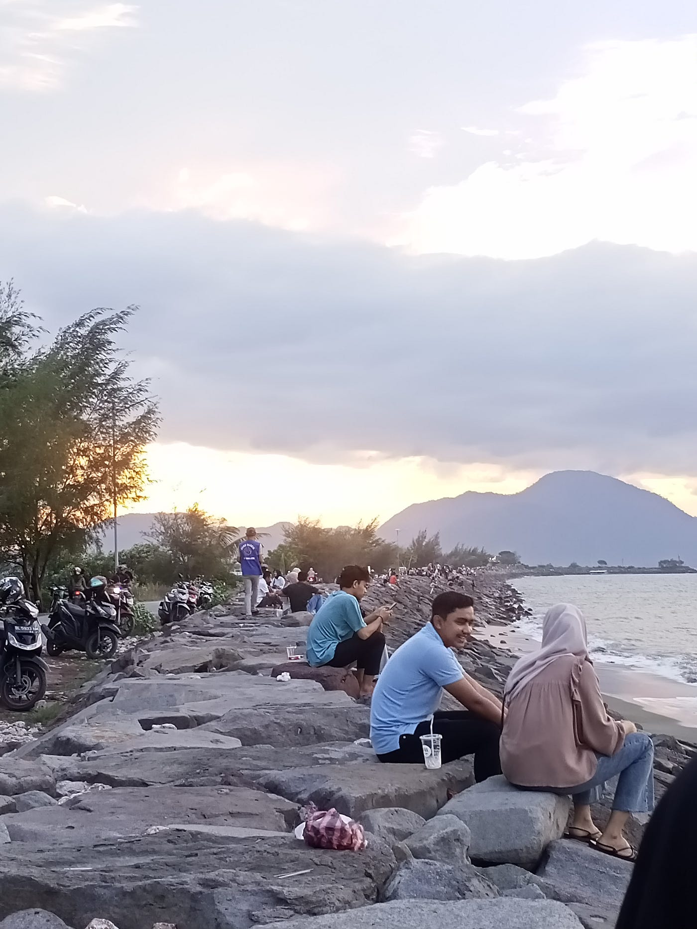 Pungut uang parkir liar, pungut dengan cara yang kasar seperti preman di sepanjang jalan ulee lheu