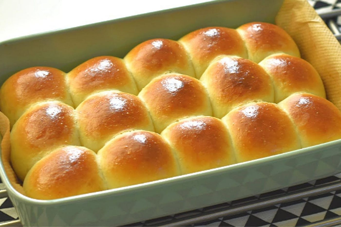 https://okopaz.net/golden-brown-dinner-rolls-in-aluminum-pans/