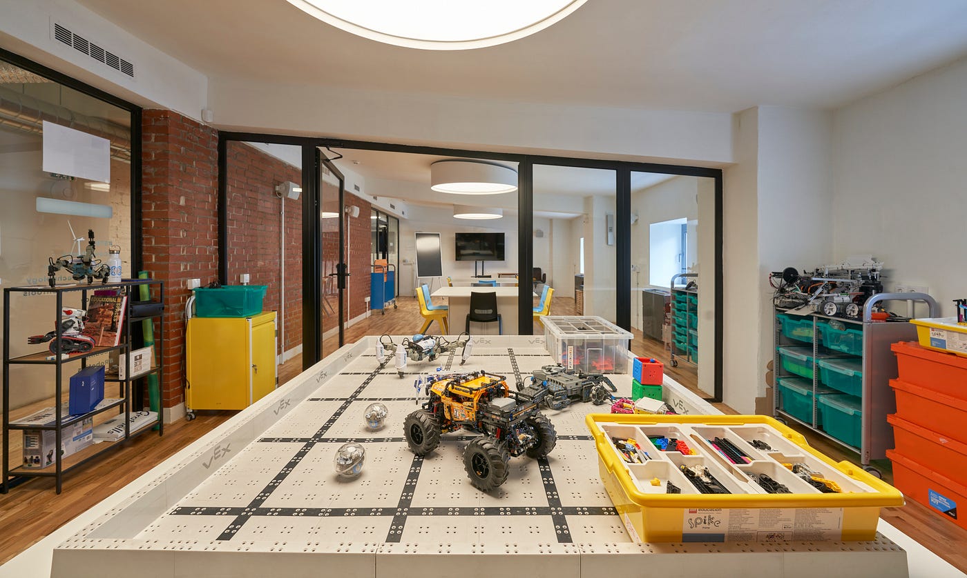 Resonator: the hub bridging idea, production and community-driven innovation in Bulgaria