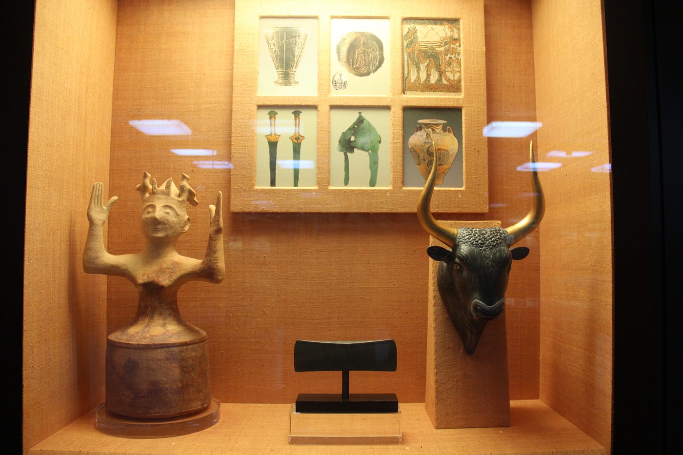Minoan Artifacts Via Wiki Commons