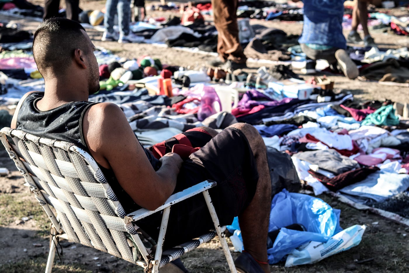 Las reposeras son el asiento por elección de los feriantes | Foto: Cristina Sille