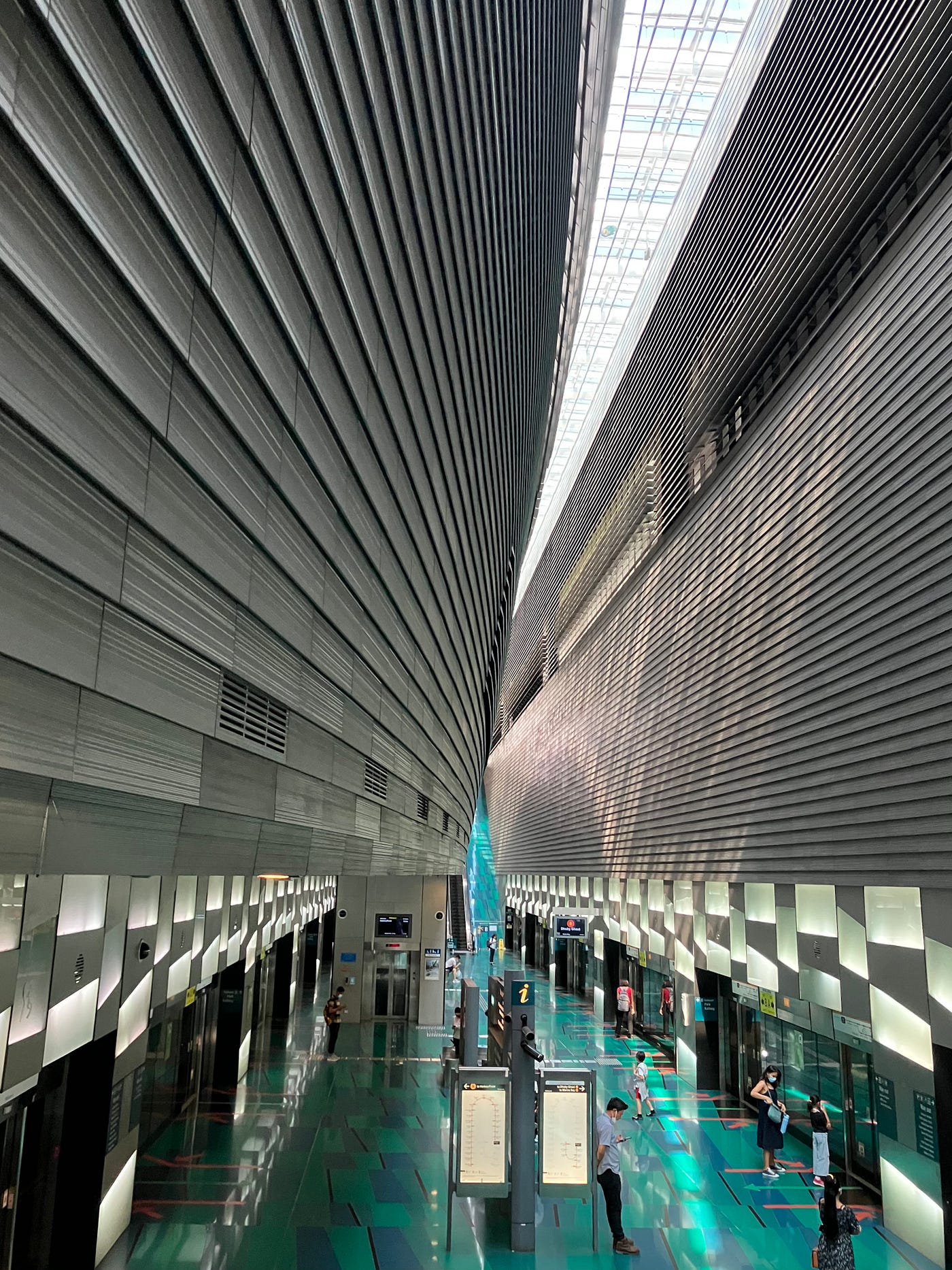 個別設計獨特的車站如新加坡體育城旁的 Stadium 站,雖是地下車站卻採挑高天井設計吸納自然光