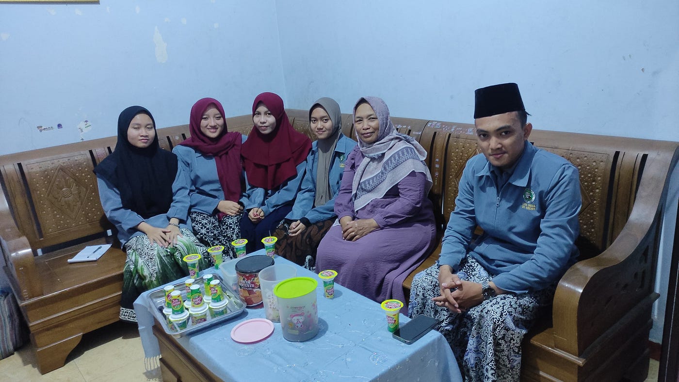 1.1 Foto bersama ibu Endang selaku kepala madrasah Taman Pendidikan Qur’an Baittul Muttaqin