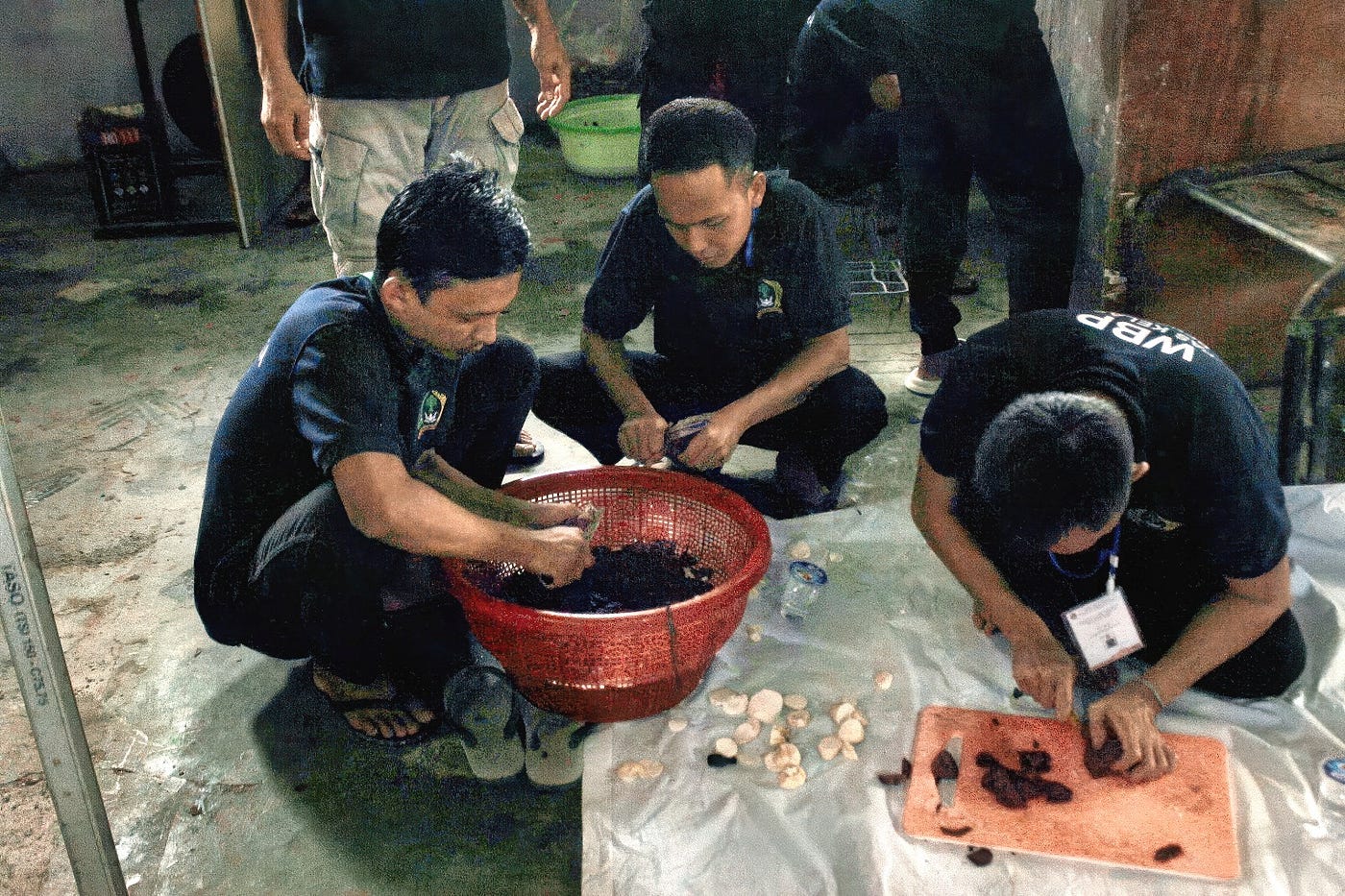 Inmates at Bengkulu Prison enthusiastically practice producing banana and cassava chips under instructor guidance on the first day of skills training. Doc. PR Bengkulu Prison