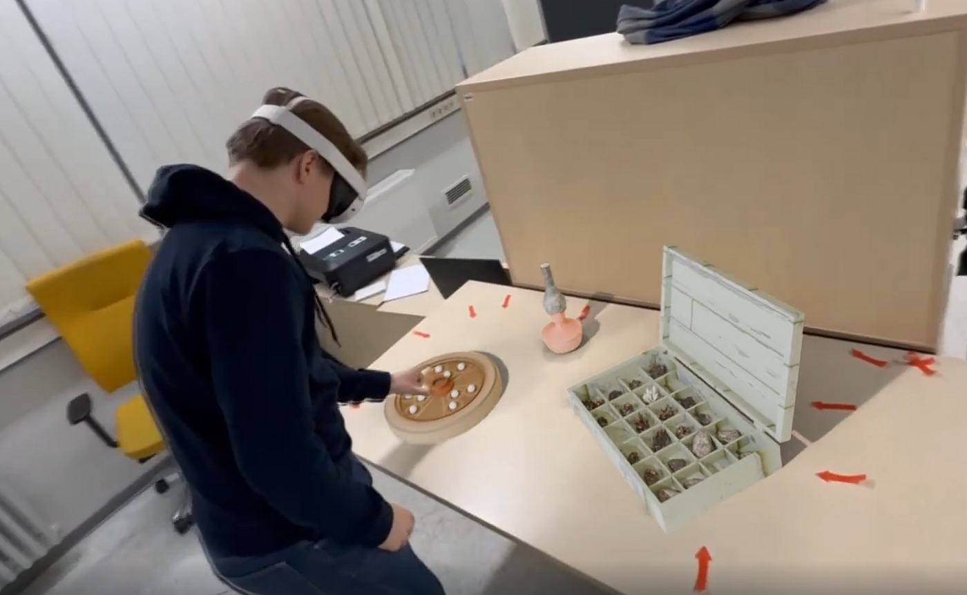 Elias sorting the minerals | Screenshot by Miriam