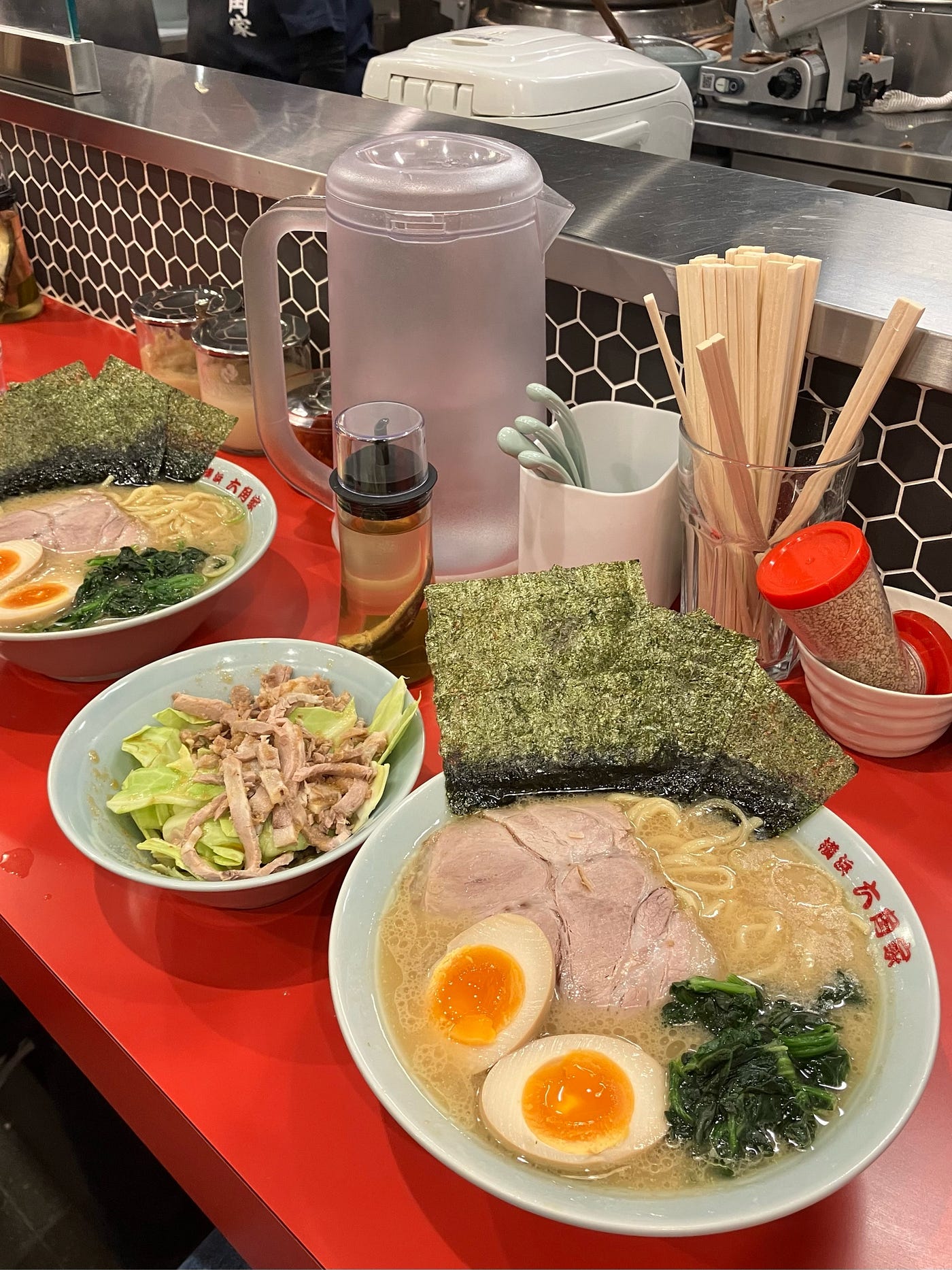 畢竟在日本,隨意跑進路邊拉麵店恐怕質素都不會太差,何況是有「家系御三家」之稱的名店?美味是肯定的