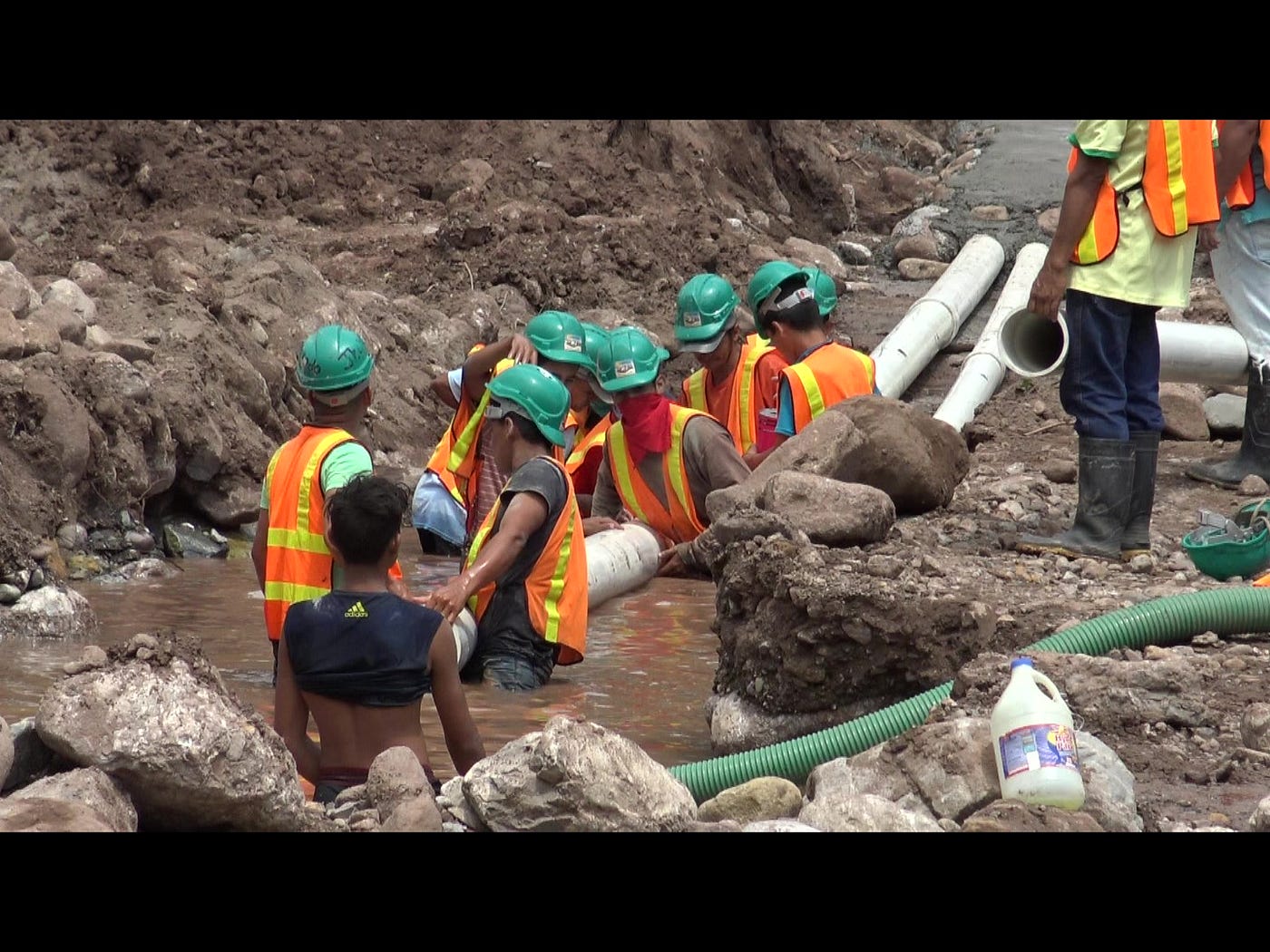 Bajo el Río: La Ingeniería que Garantiza Agua Potable.