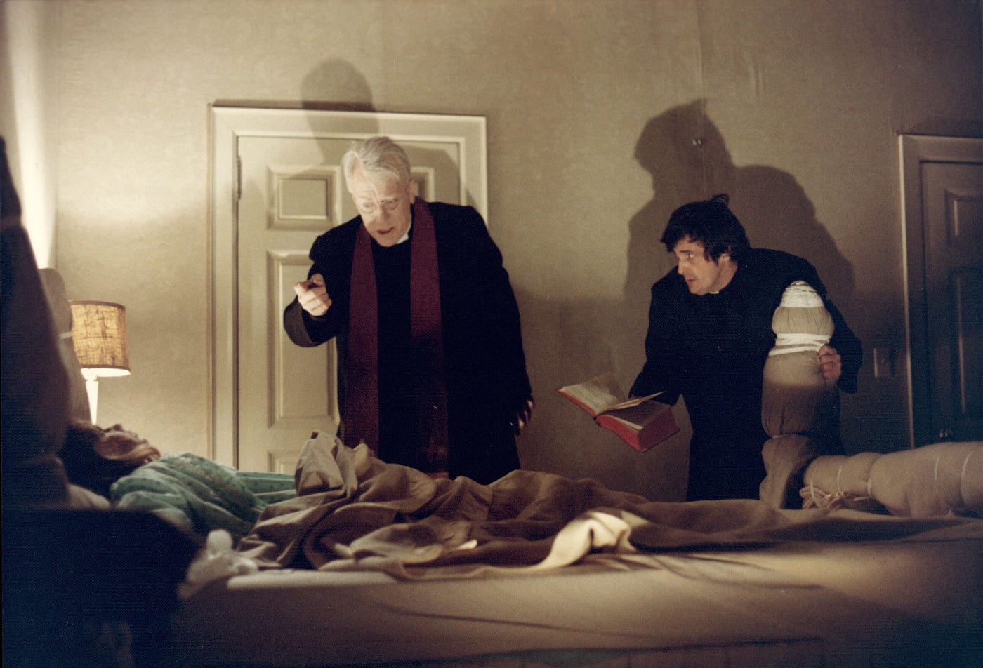 Sim, um exorcismo. Está no nome do filme, afinal!