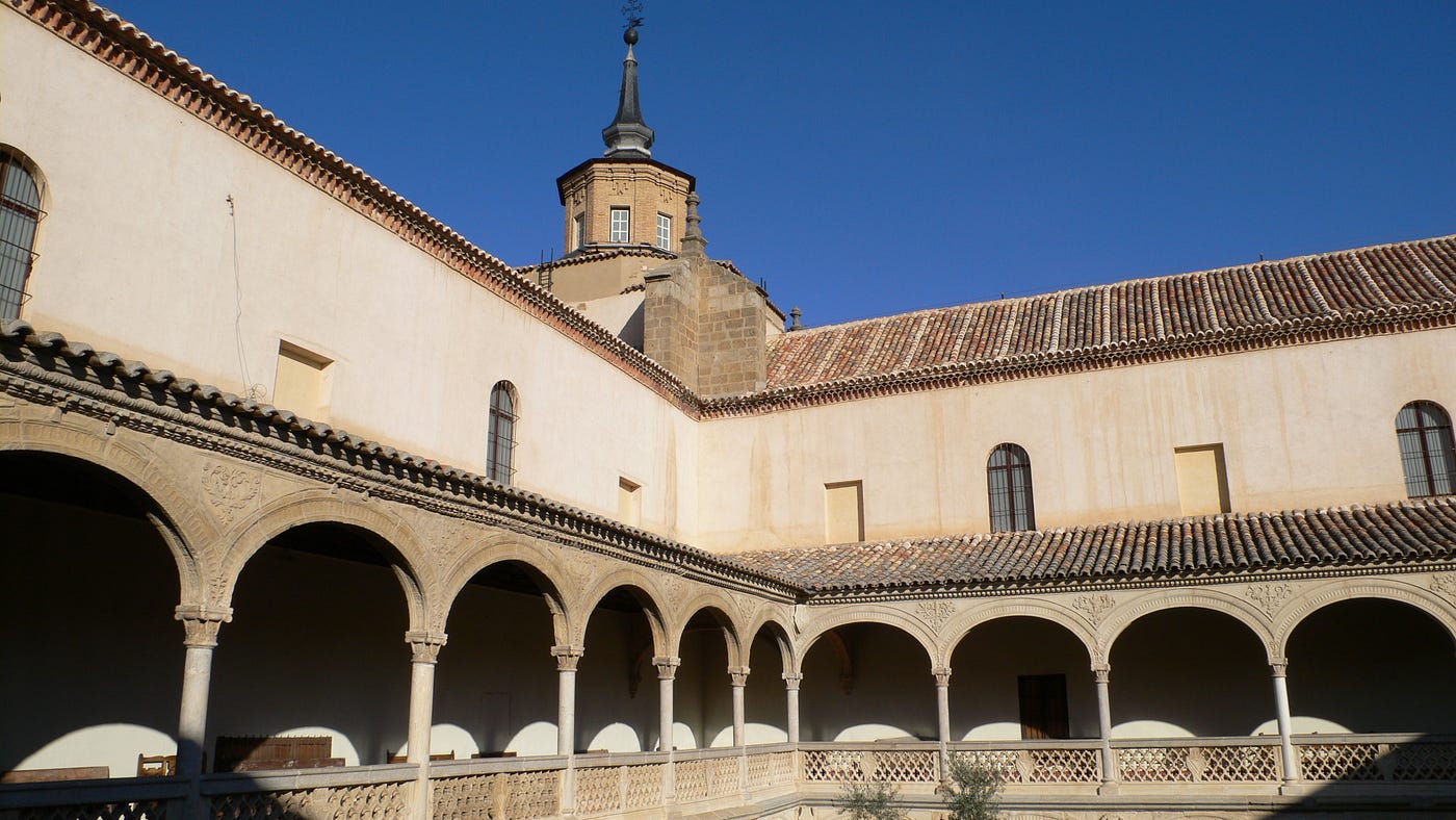 聖十字博物館 (Museo de Santa Cruz) 的中庭,明顯的融入伊斯蘭元素,又稱百飾風格,是西班牙文藝復興時期的獨特風格。