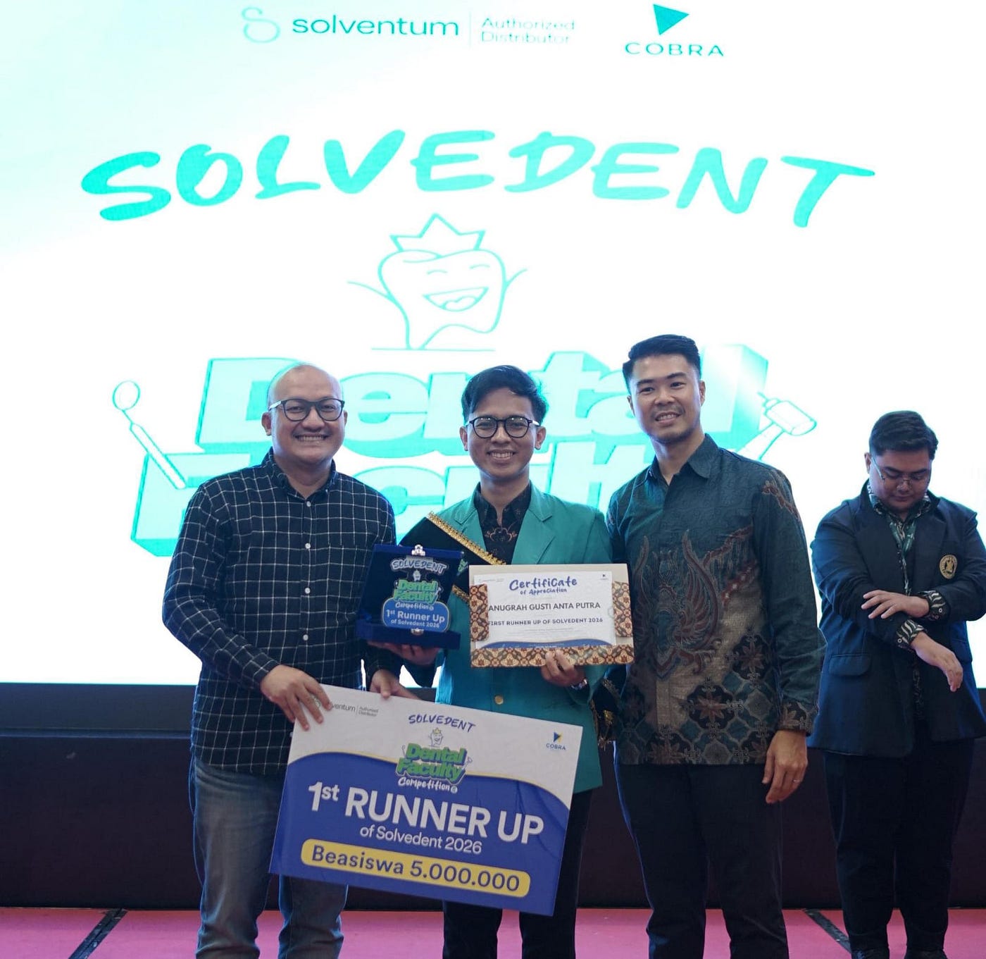 Anugrah Gusti Anta Putra, berhasil meraih juara 2 dalam lomba restorasi gigi yang diselenggarakan oleh Solvedent Dental Faculty Competition