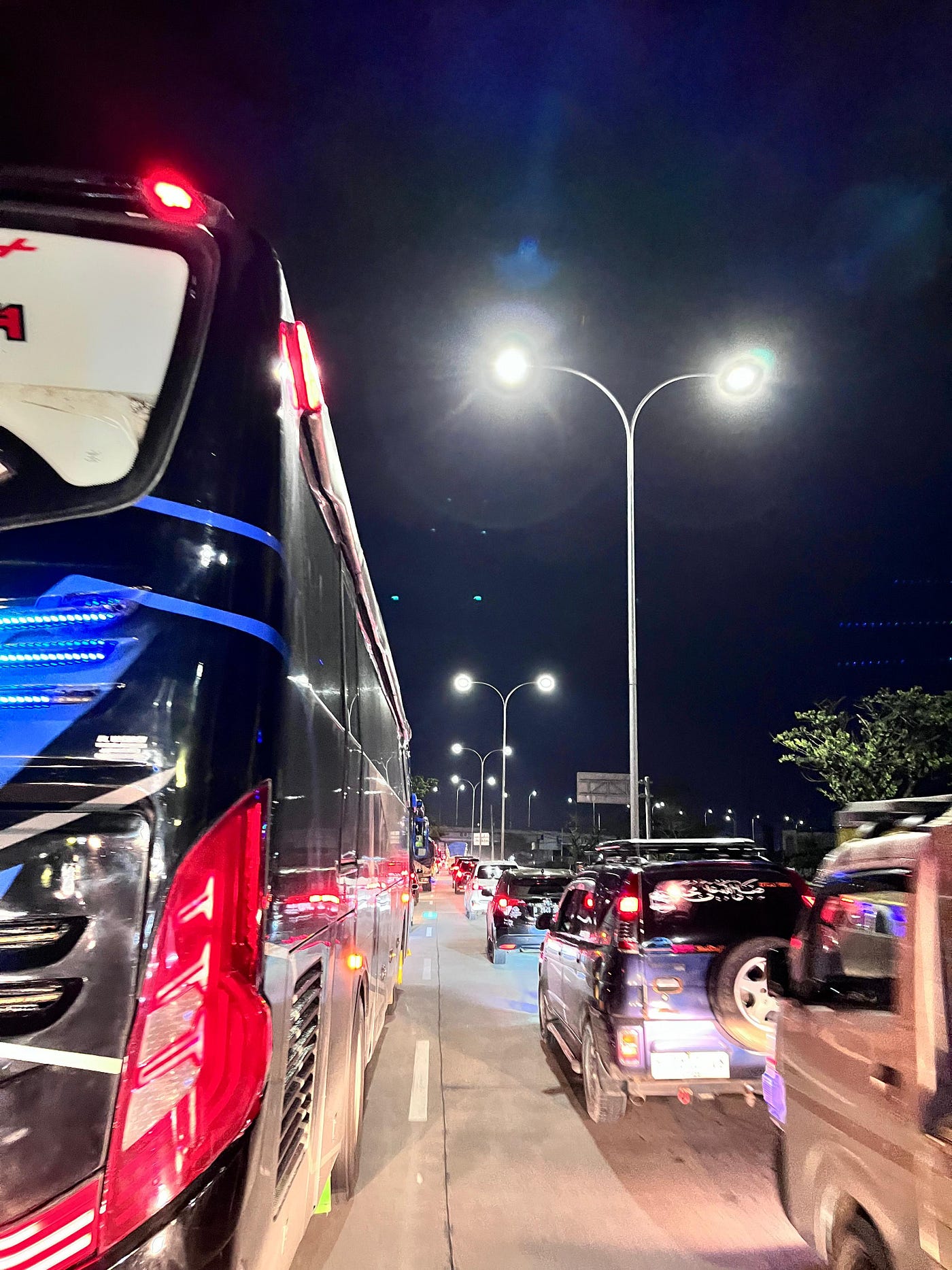 Kendaraan roda empat mengantre di Jalan Pantura Demak-Semarang. (Dokumentasi: Alisa Qottrun)