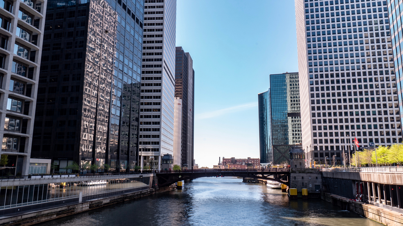 How Location Shapes Commercial Window Cleaning