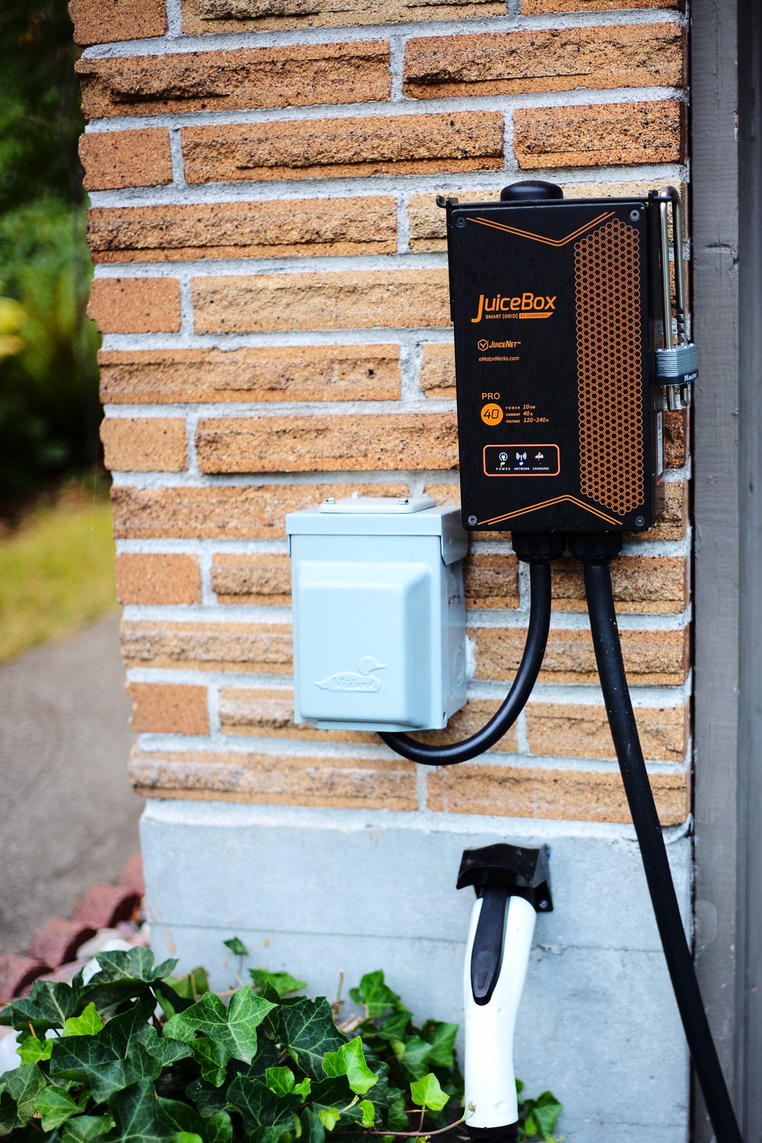Illustration d’un véhicule électrique en charge symbolisant la mobilité durable et la recharge innovante