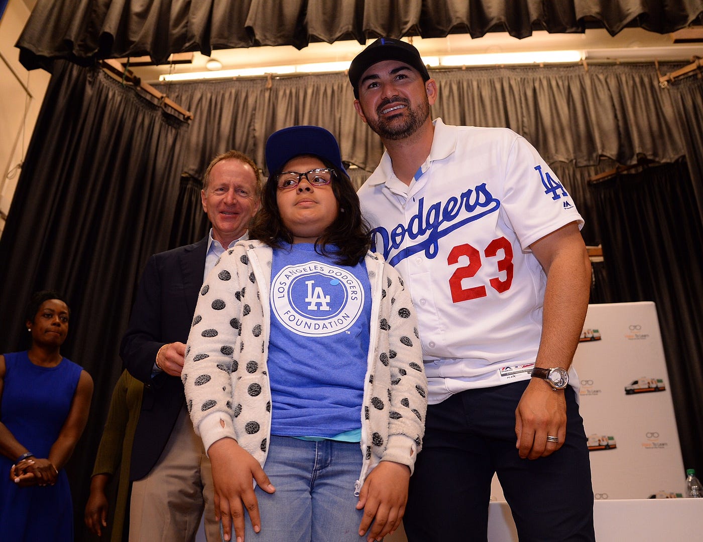 Giving the gift of sight. Justin Turner and Adrián González…