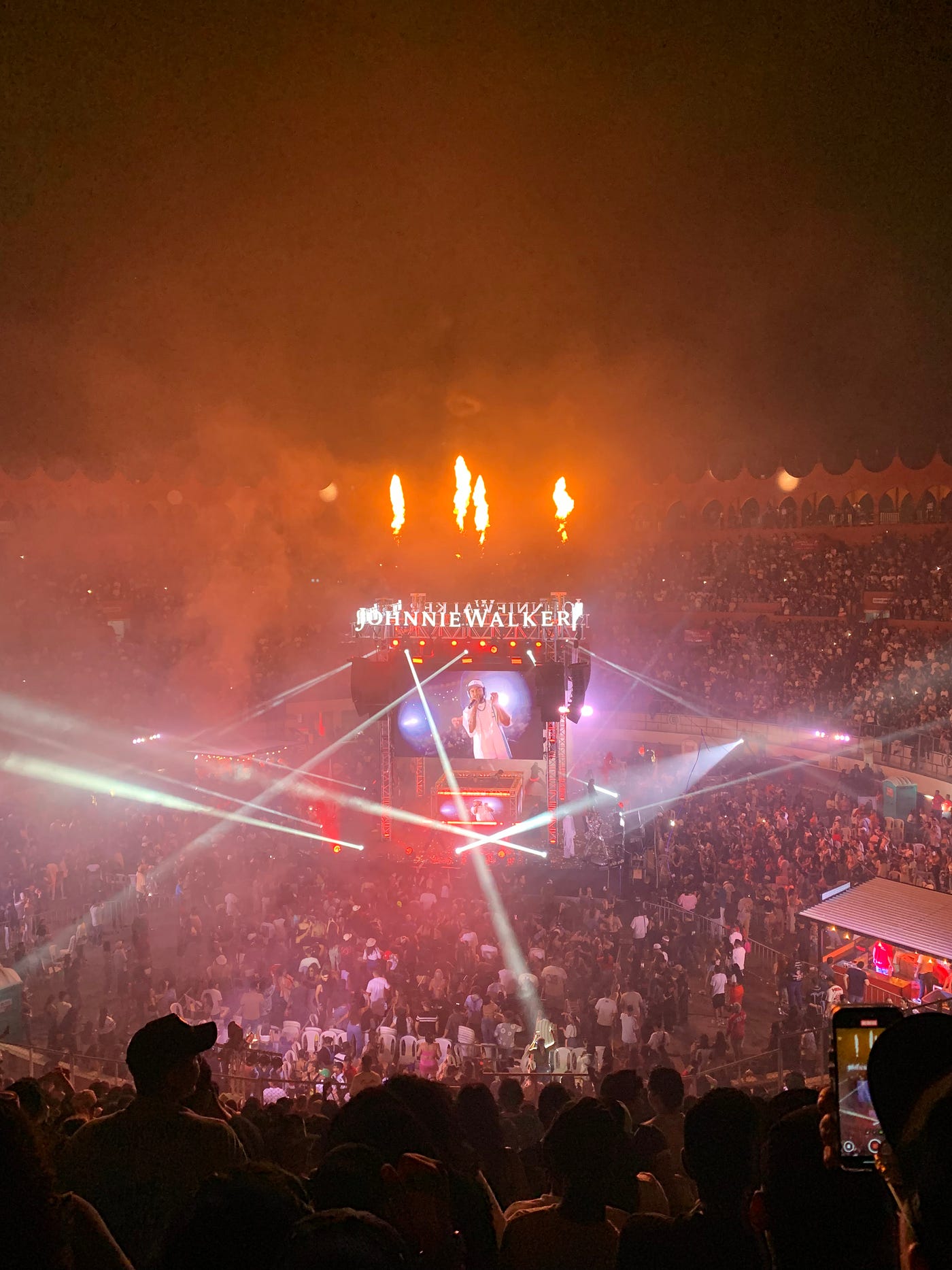 Escenario 360° dispuesto para las más de 15.000 mil personas presentes en la Plaza de Toros de Cartagena.//Foto: YEYO