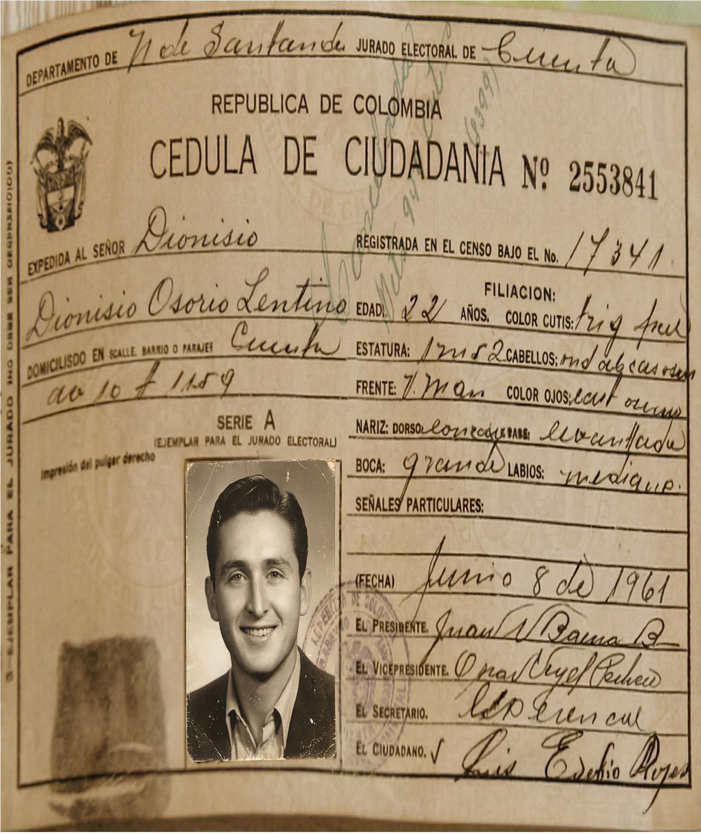 Imagen de antigua cédula de ciudadanía (generada por Manus IA)