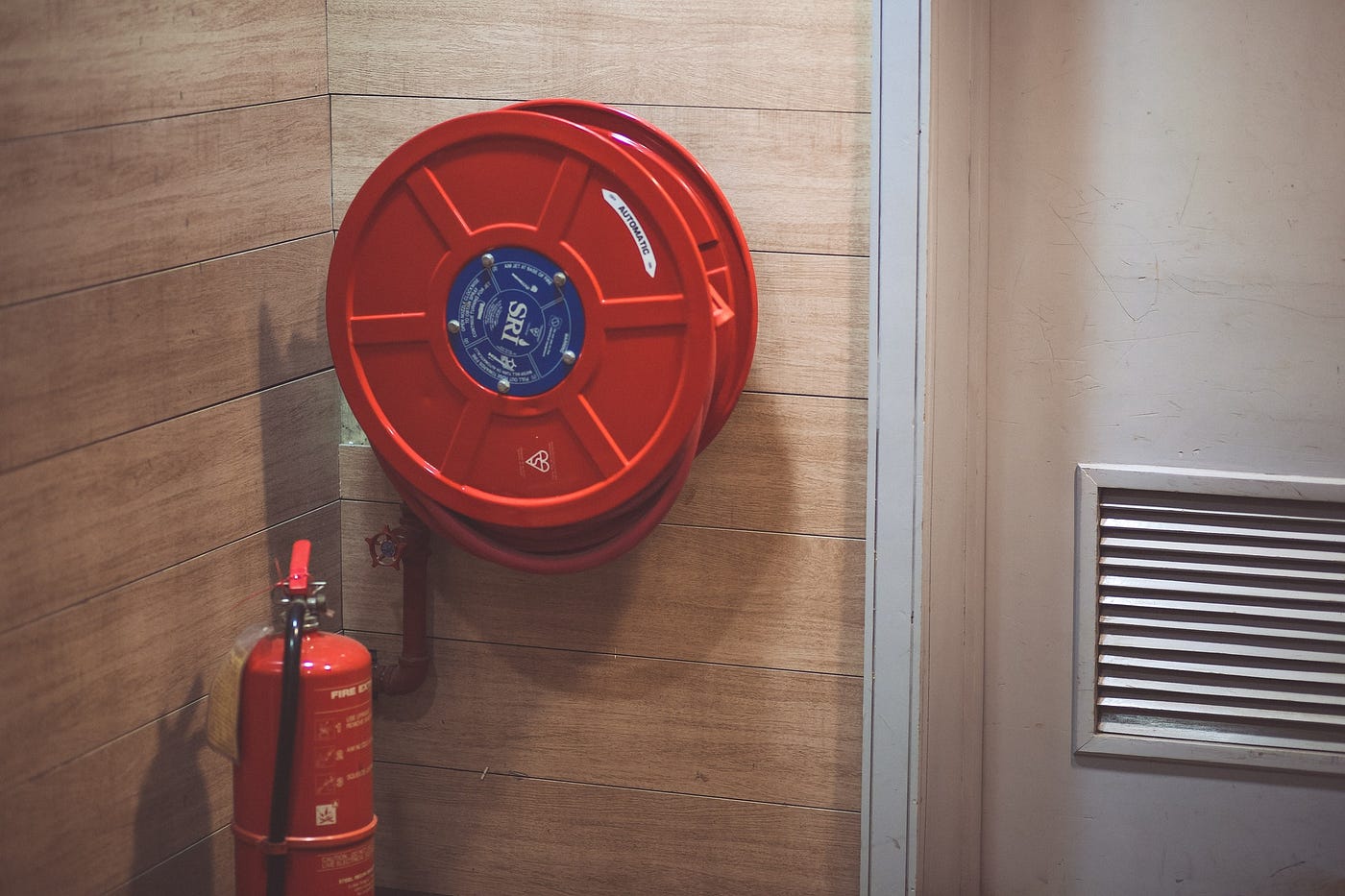 Feuerlscher lschen Feuer, es sei denn sie dngen Felder | by Bernd Probst  | Medium
