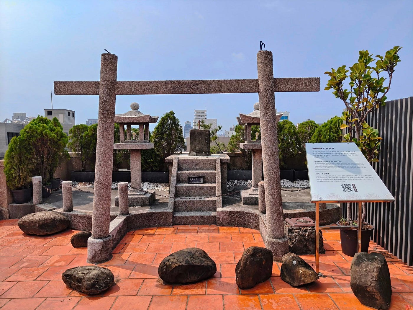 林百貨樓頂的小神社,是全台唯一僅存的,位於建築物頂部的神社