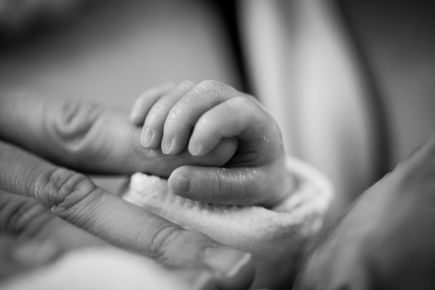 Cómo y cuándo cortar las uñas de los recién nacidos / de los bebés