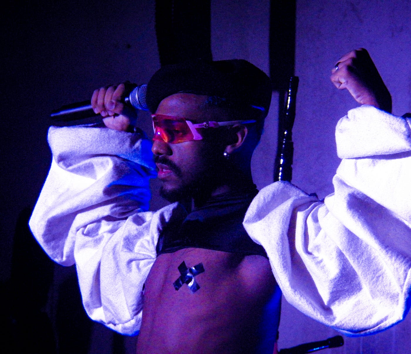 O artista Luc Xander performa para o público da 1ª Quarta Preta. Fotografia: Marco Túlio Dias — Comunicação Social Coletivo Negro Vale do Aço (março de 2023).