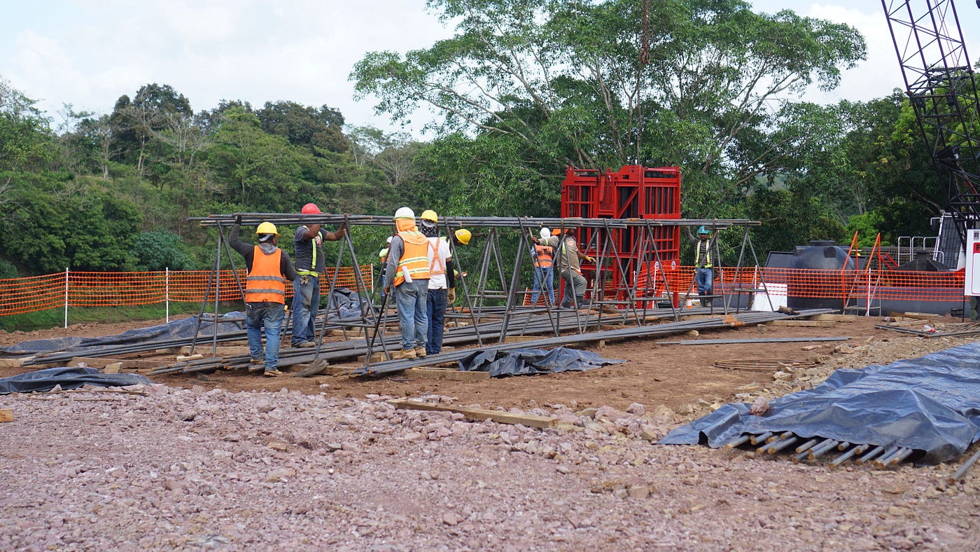 El Acero que Da Forma al Concreto: Precisión y Trabajo en Equipo en la Fase de Armado.