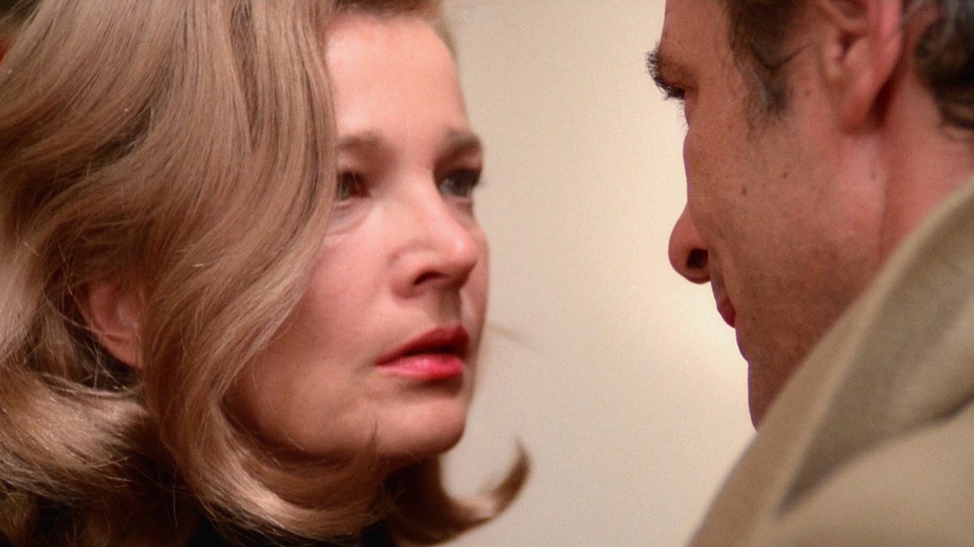 Mesmo ante a recusa à identificação, o drama de Myrtle Gordon (Gena Rowlands) reflete a solidão que, ao envelhecimento feminino, relega o horror sobre si à falência do amor e da vida nunca plenamente tida, pois sempre escamoteada no e pelo olhar (do) público. Fotos: reprodução.