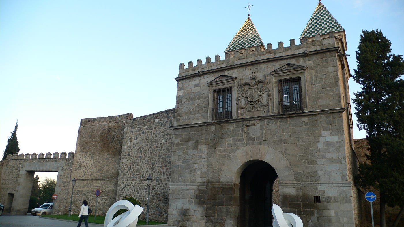 新比薩格拉門 (Puerta de Bisagra Nueva),上面的雙頭鷹是神聖羅馬帝國的國徽,是神聖羅馬帝國皇帝兼西班牙國王查理五世的印記。