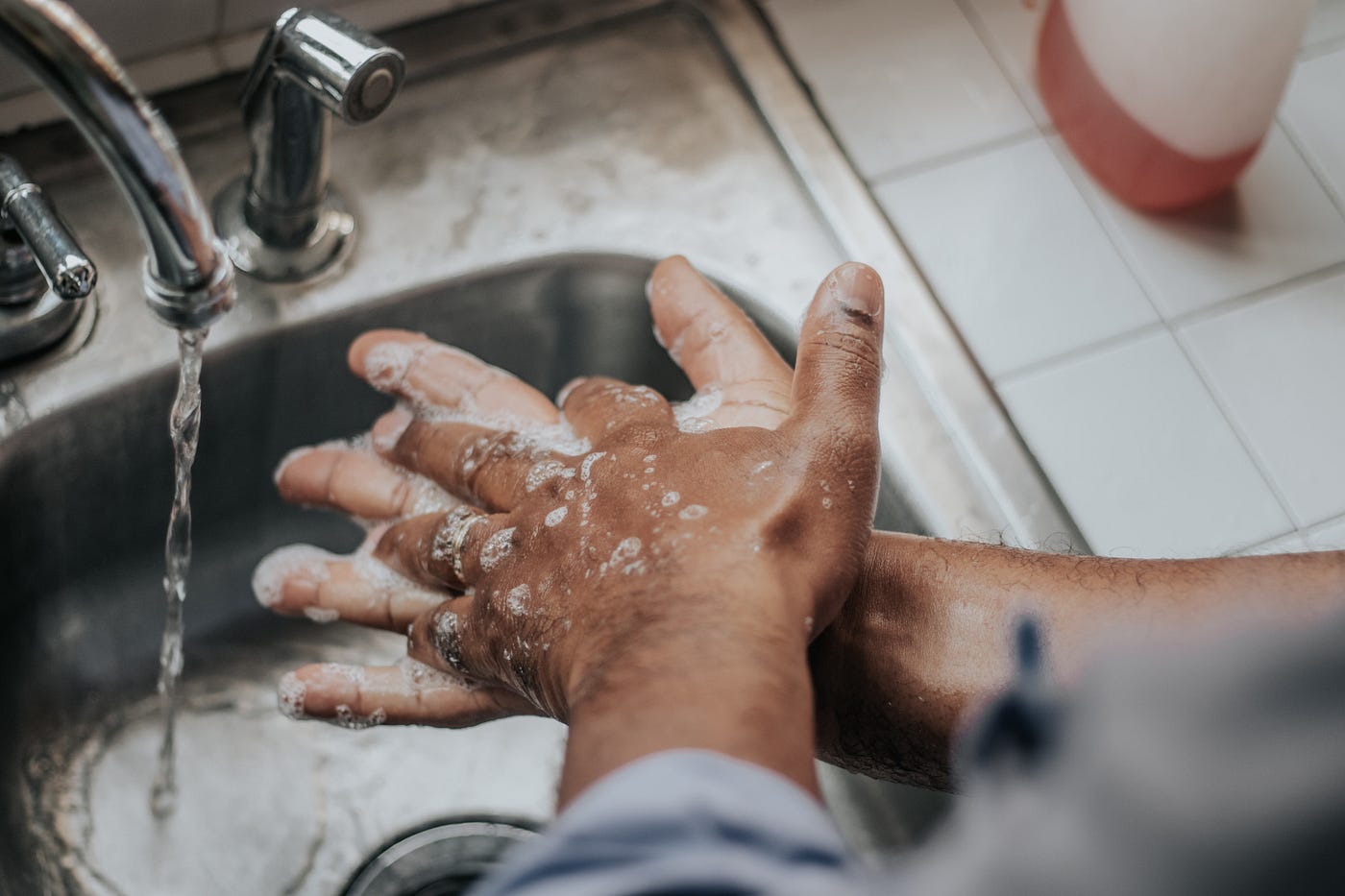 Quand le savon mousse ailleurs, l’Afrique s’en lave les mains