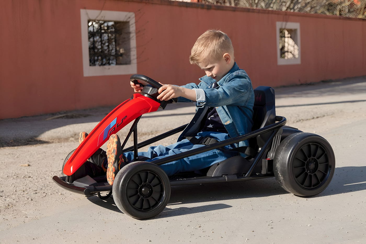 Caratteristiche di Sicurezza da Cercare nelle Auto Elettriche per Bambini