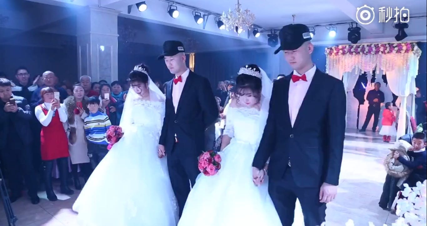 Мужчина близнецы женится. Свадьба двойняшек. Свадьба близнецов в Дагестане. Мужик женился на близняшках. Свадьба близнецов с близнецами.