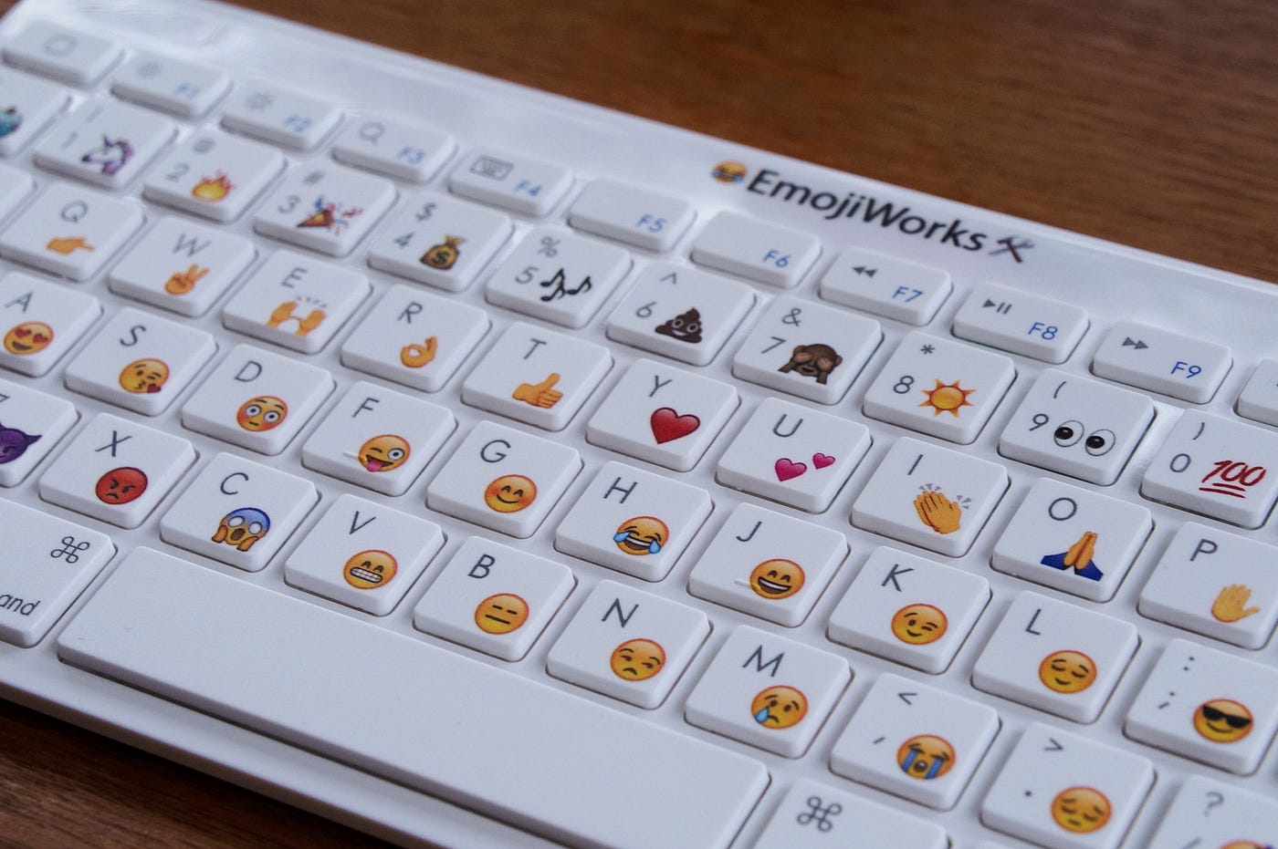 Como achar o emoji da cara de pedra no seu teclado 
