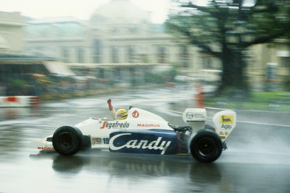 Carros de corrida antigos cruzam Grand Prix Historique em Mônaco