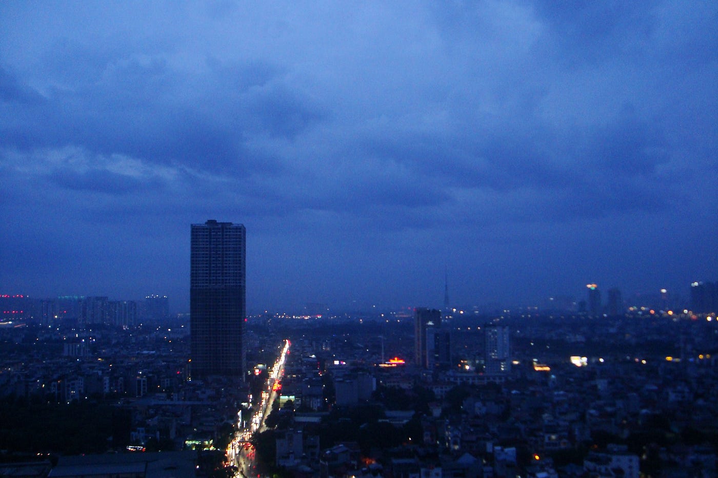 18:06, phía sau chạng vạng
