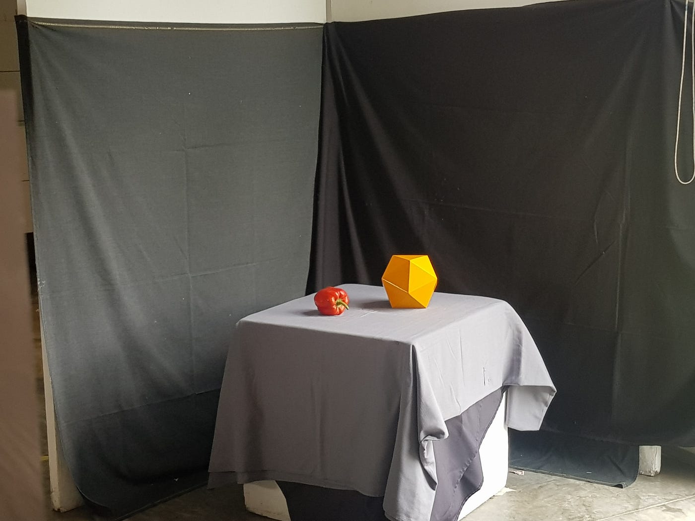 Bodegon color sobre gris