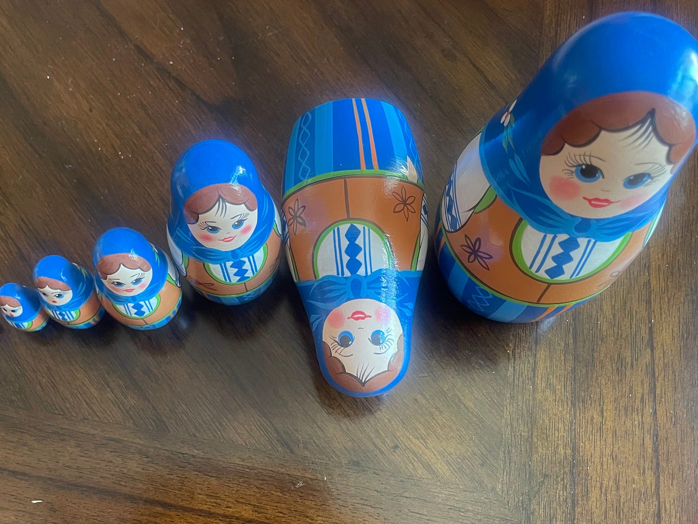 크기가 다른 나무 인형 6개가 모두 서 있고, 5번 인형만 누워 있습니다.<BR> 이는 발달 장애를 나타내며, 최적의 수준으로 더 높이 올라가는 것을 방해합니다.<BR>