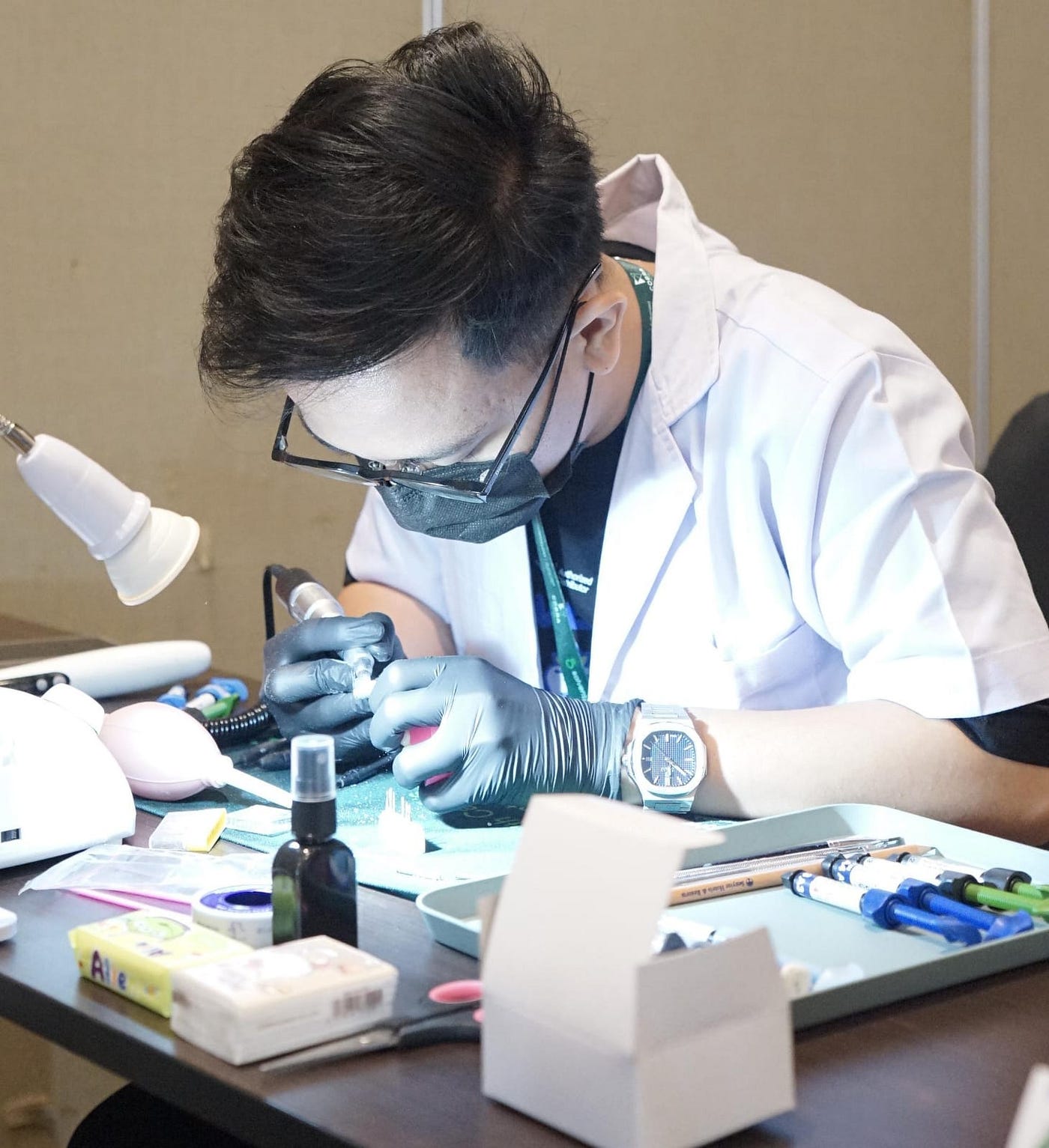 Anugrah Gusti Anta Putra pada lomba restorasi gigi yang diselenggarakan oleh Solvedent Dental Faculty Competition